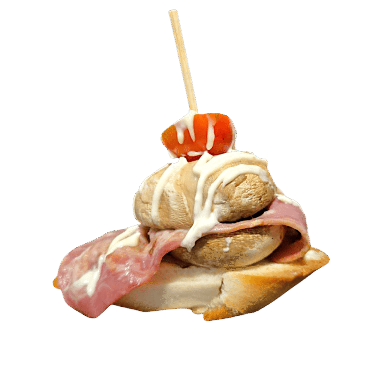 Pincho de champiñones, reposados en beicon crujiente con tomate cherry